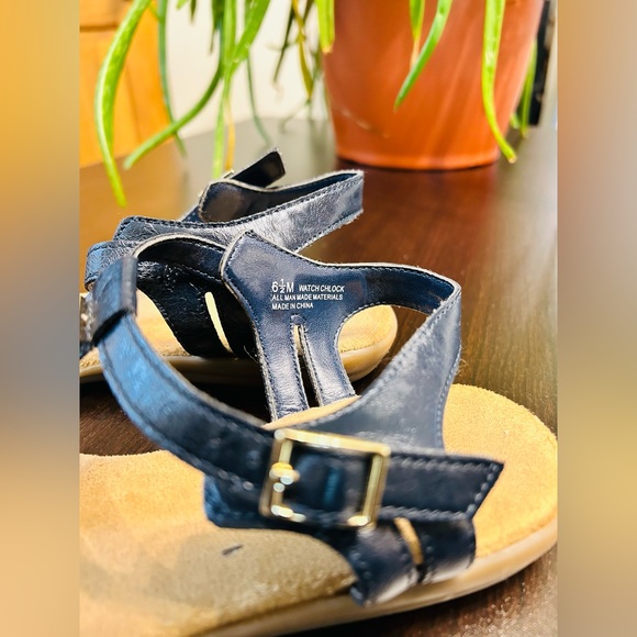 Aerosoles Navy Thong Sandals with Gold Detailing | Size 6.5 - Picture 5 of 13